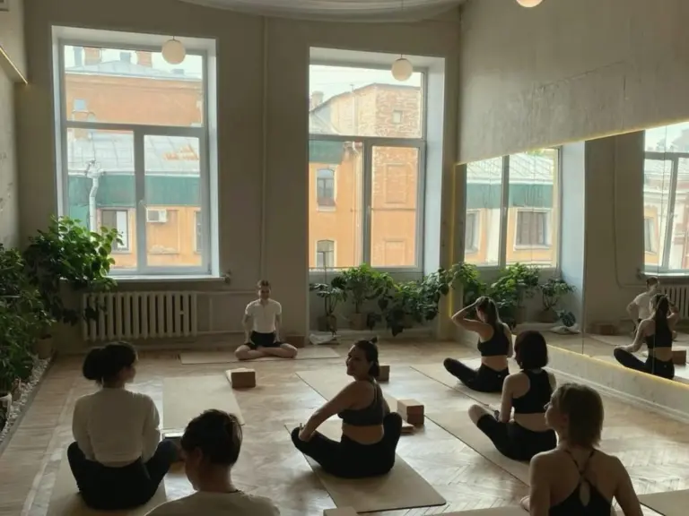 Vinyasa joga rytais Užupyje – Gabija Petrauskaitė